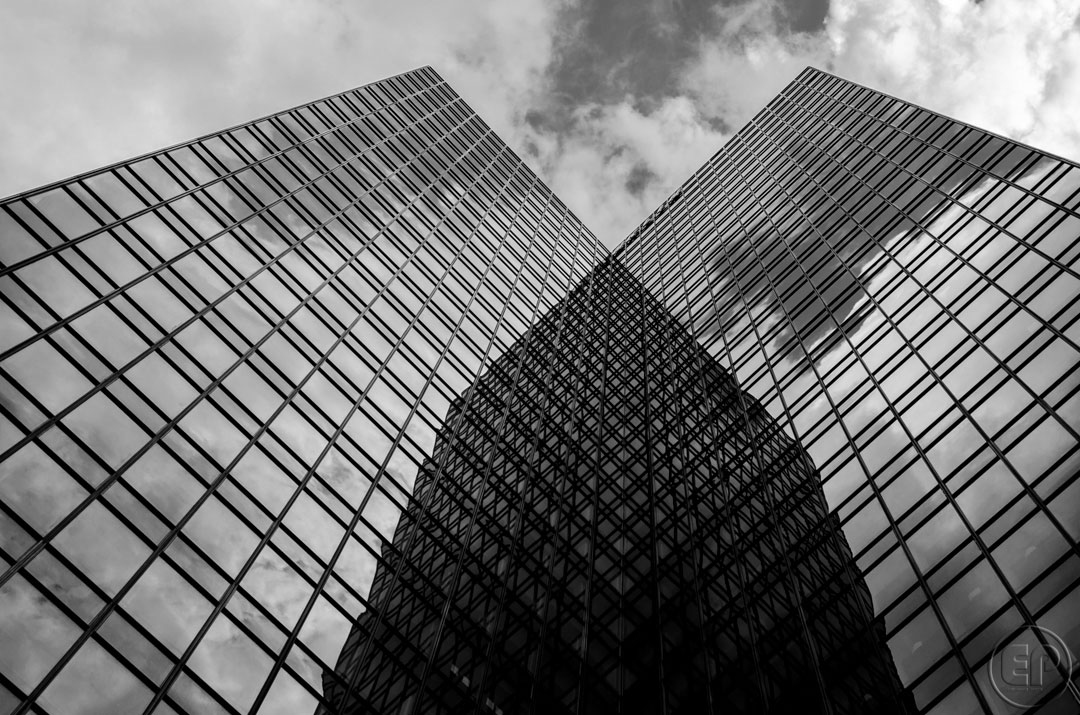 Esplanade Photo - Vue d'en bas de la Défense 04