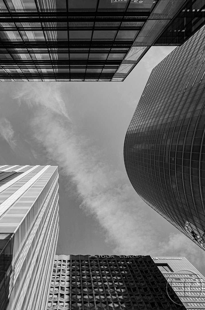 Esplanade Photo - Vue d'en bas de la Défense 05