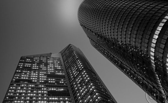 Esplanade Photo - Vue d'en bas de la Défense 08