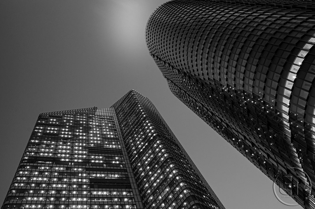 Esplanade Photo - Vue d'en bas de la Défense 08