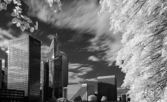 Esplanade Photo - Vue sur la Défense en infrarouge 02