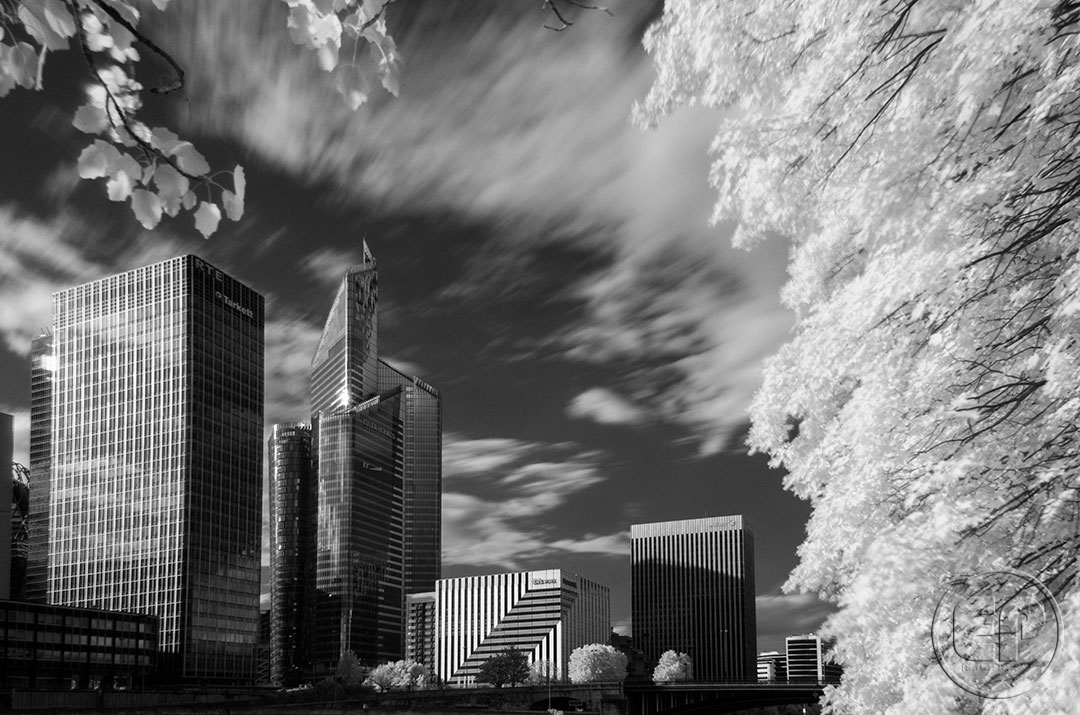 Esplanade Photo - Vue sur la Défense en infrarouge 02