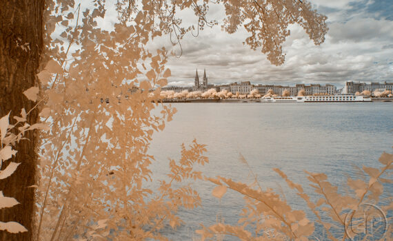 VUE SUR LA GARONNE À BORDEAUX En infrarouge et en couleur 02