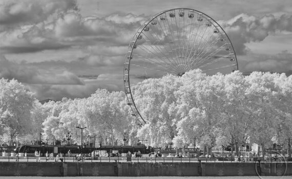 VUE SUR LA GARONNE À BORDEAUX En infrarouge et en noir et blanc 01