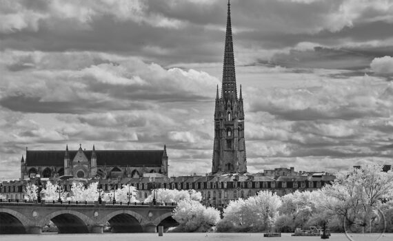 VUE SUR LA GARONNE À BORDEAUX En infrarouge et en noir et blanc 02