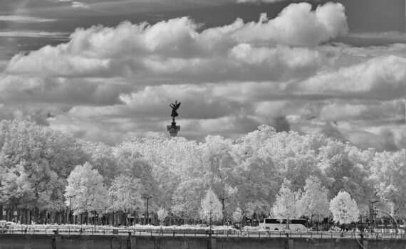 VUE SUR LA GARONNE À BORDEAUX En infrarouge et en noir et blanc 03