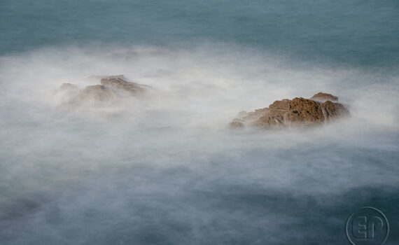 L'eau perce les roches à Saint-Malo 01