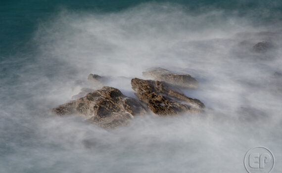 L'eau perce les roches à Saint-Malo 02