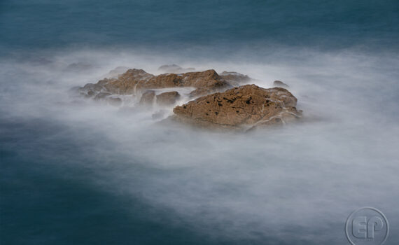 L'eau perce les roches à Saint-Malo 03