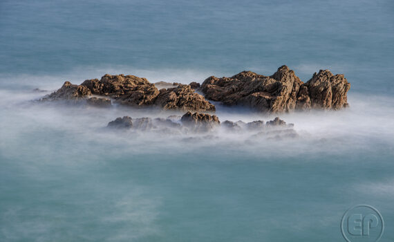 L'eau perce les roches à Saint-Malo 04
