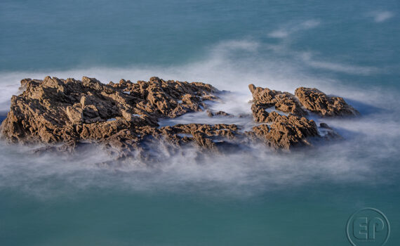 L'eau perce les roches à Saint-Malo 05