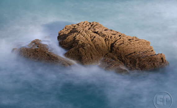 L'eau perce les roches à Saint-Malo 06