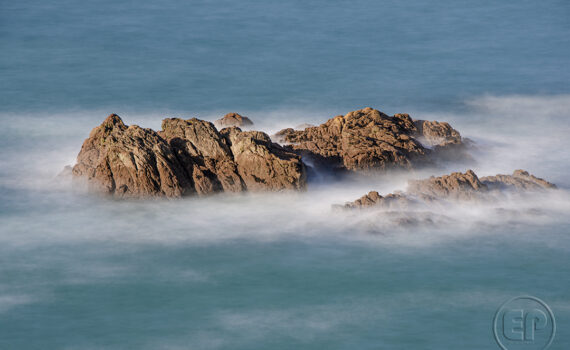 L'eau perce les roches à Saint-Malo 07