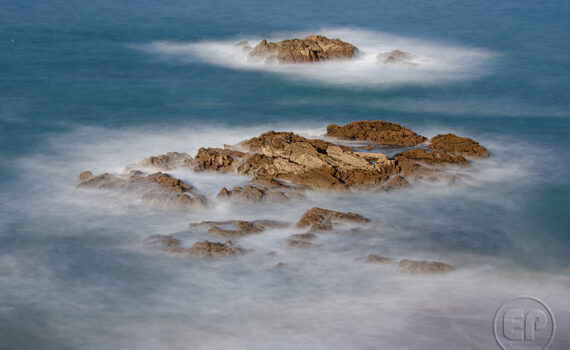 L'eau perce les roches à Saint-Malo 08