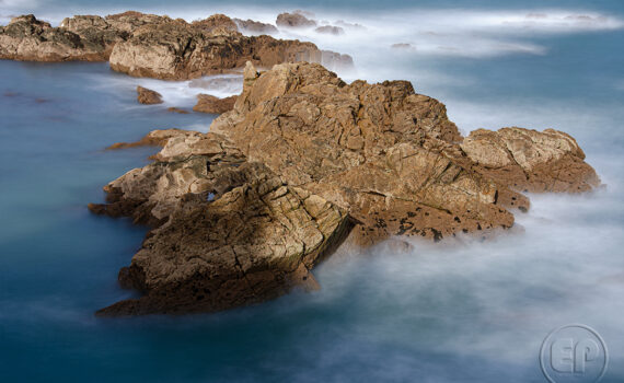 L'eau perce les roches à Saint-Malo 09